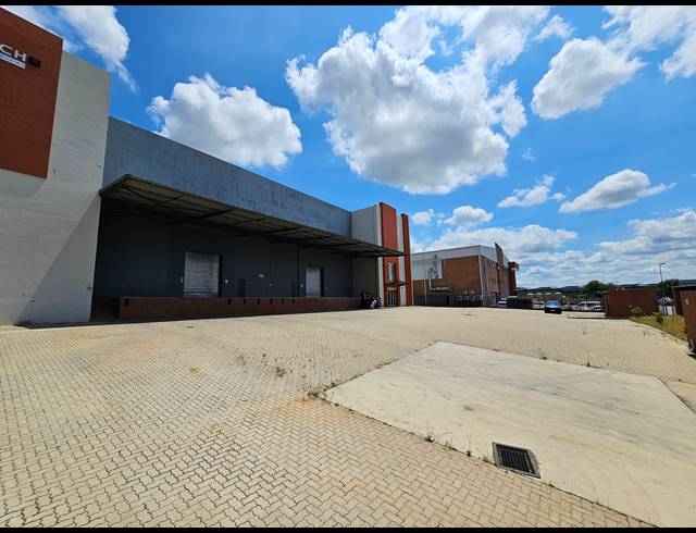 3,234M² WAREHOUSE FOR SALE IN COSMO BUSINESS PARK